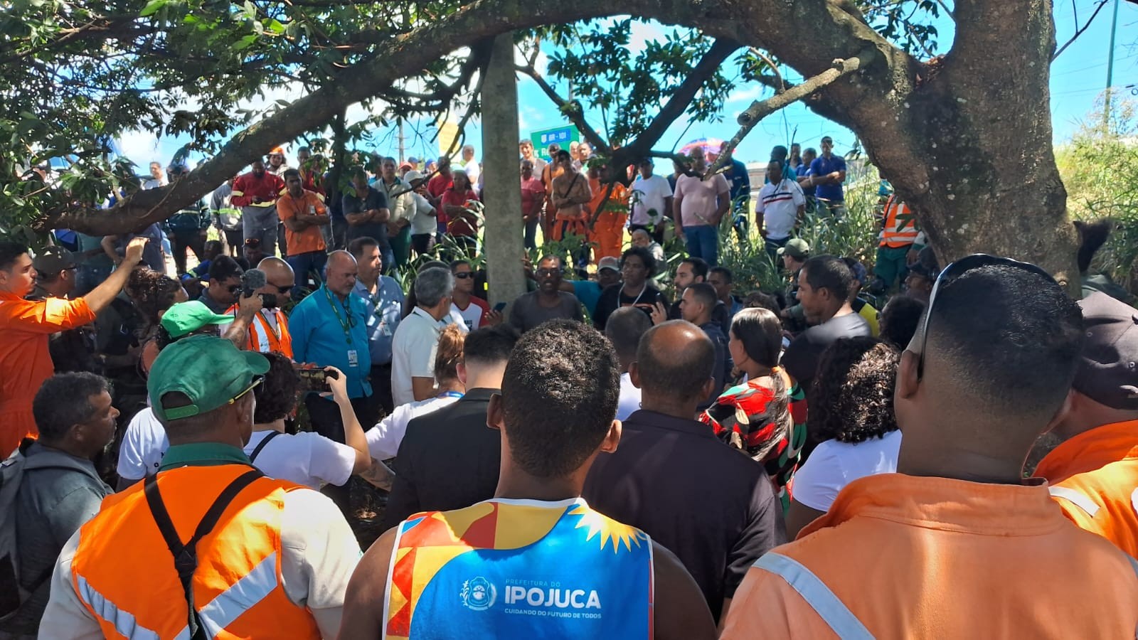 Protesto de comunidades de pescadores e quilombolas interdita acesso ao Porto de Suape; entenda reivindicações