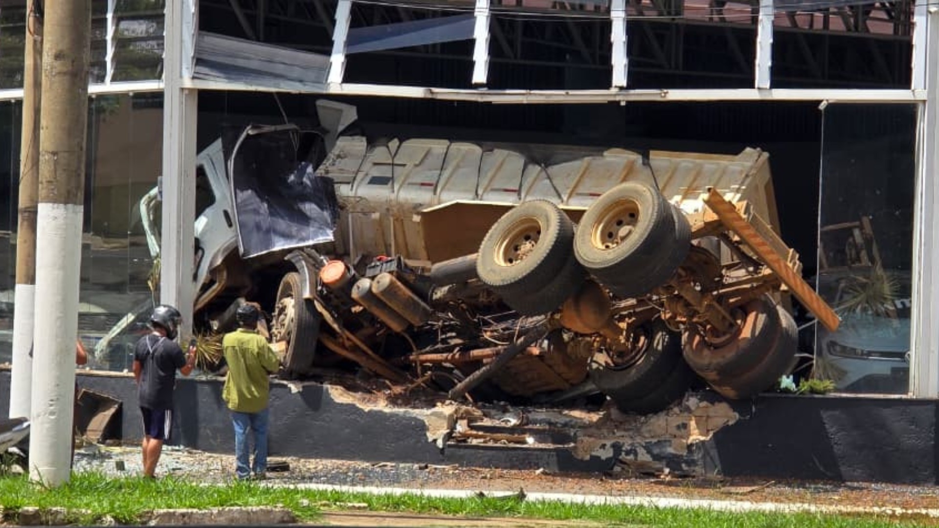 VÍDEO: Caminhão com falha de freios bate em caminhonete, invade concessionária e deixa seis carros danificados em MG