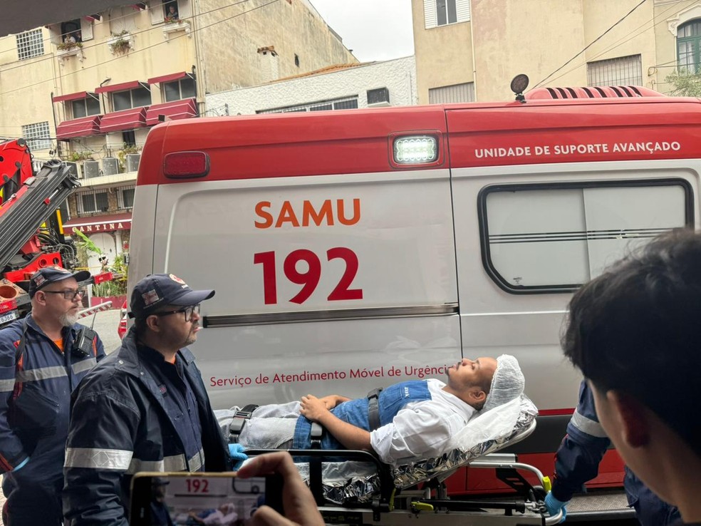 Vítima socorrida pelo Samu após desabamento em restaurante — Foto: João de Mari/g1
