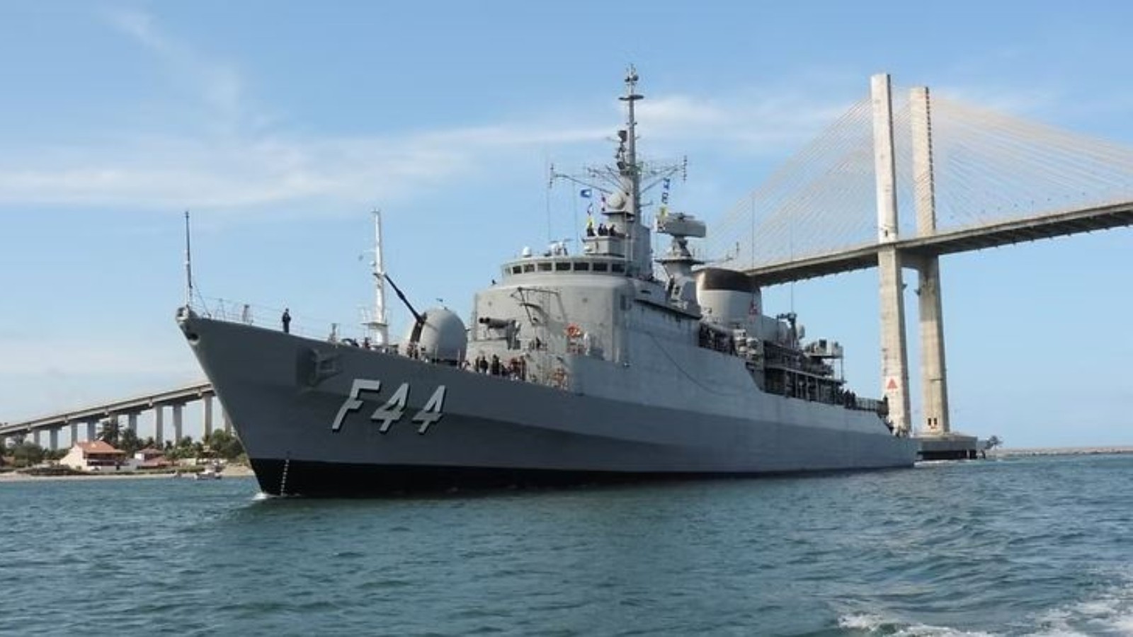 Fragata da Marinha é aberta para visitação gratuita em Fortaleza