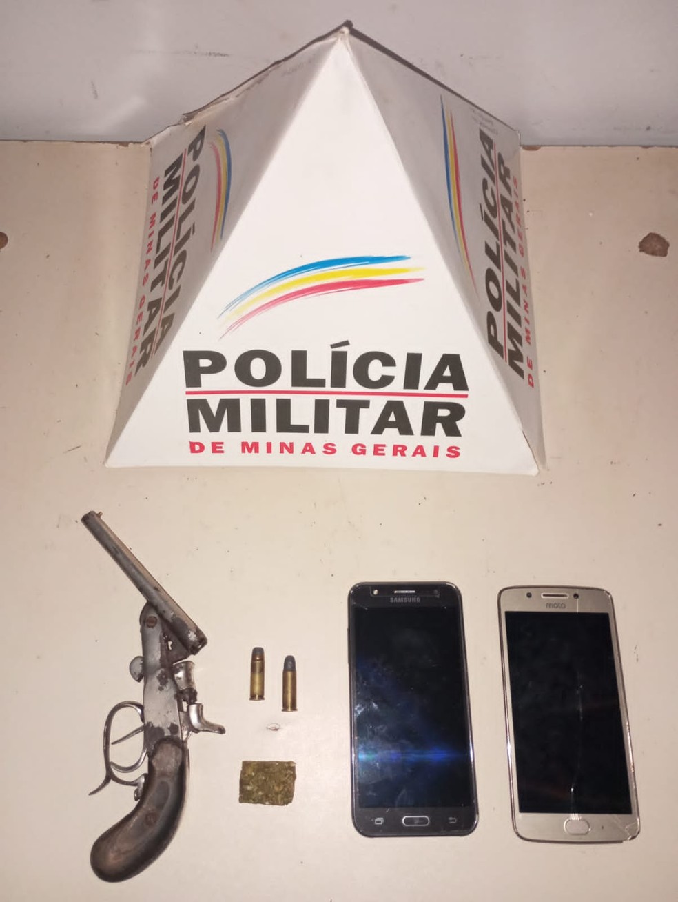 Arma utilizada no crime, munições e celulares foram apreendidos com o adolescente — Foto: Polícia Militar