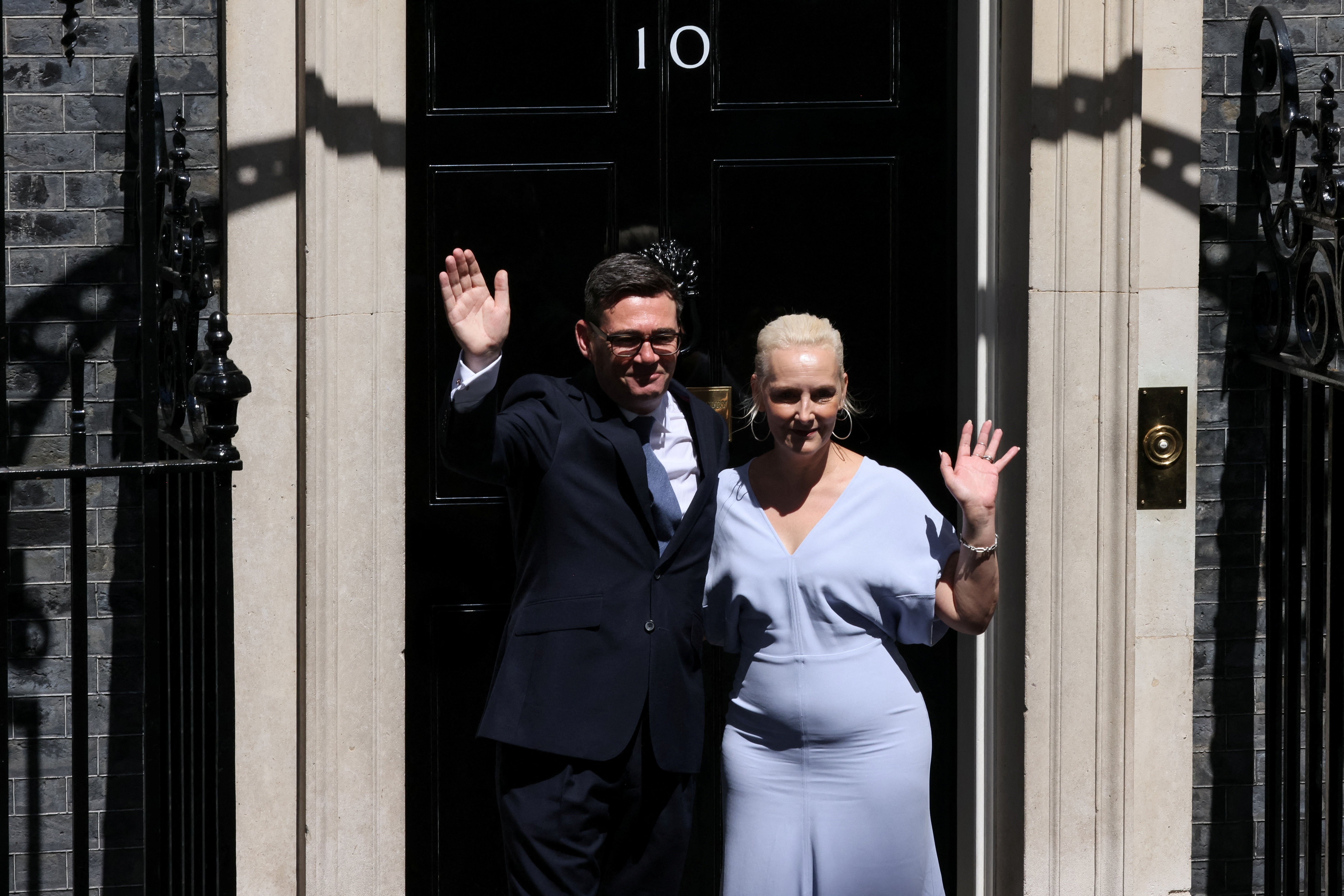 Novo premiê do Reino Unido, Andy Burnham, assume governo e faz primero discurso 