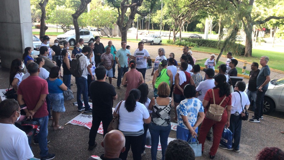 Médicos fazem ato contra administração de hospitais estaduais por entes privados no Piauí — Foto: Lívia Ferreira /g1