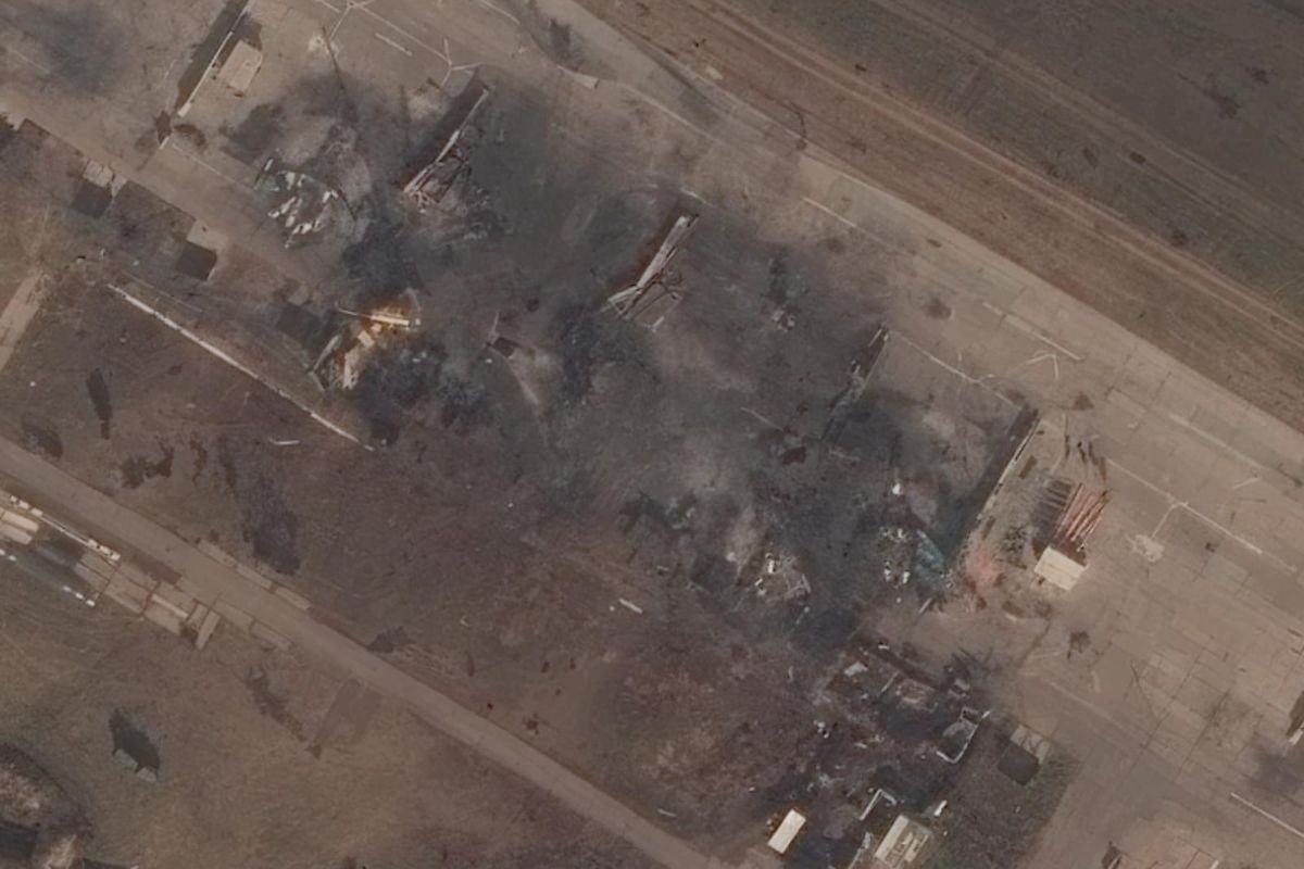Ucrânia destrói jatos de guerra em base militar russa, diz Zelensky; veja FOTOS