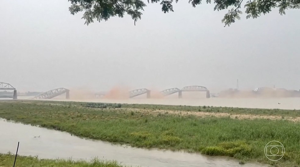 Imagem mostra que a Ava Bridge, ponte da era colonial, desabou — Foto: Reuters