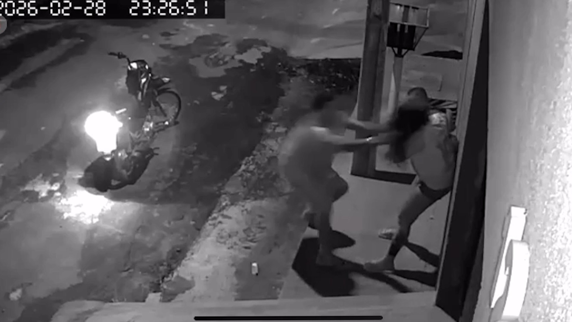 VÍDEO: Mulher é agredida enquanto segurava bebê nos braços em Codó, no MA; agressor é pai da criança