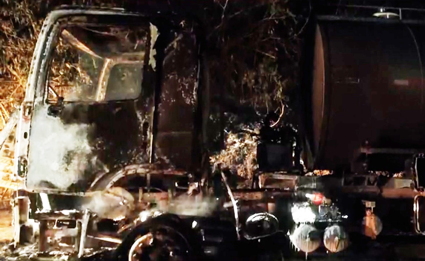 Caminhão que transportava 12 mil litros de leite pega fogo, explode e motorista sai ileso na Bahia
