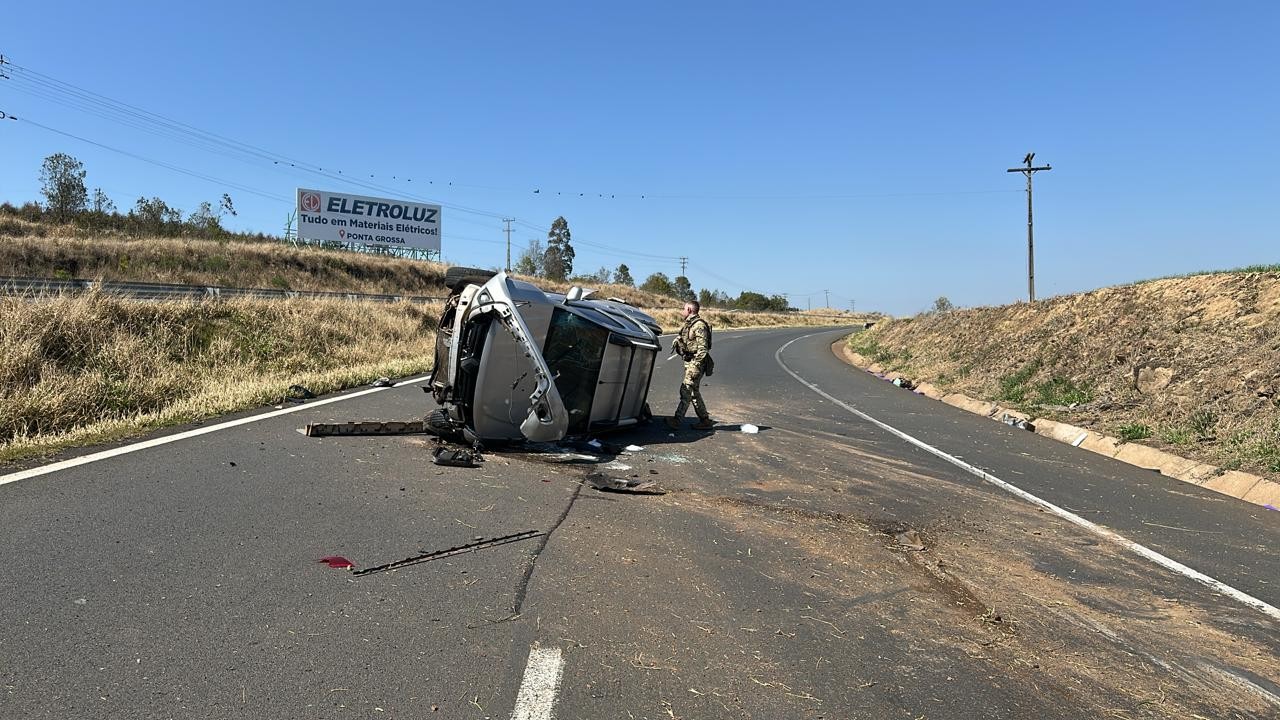 Motorista capota carro e espalha mais de 400 kg de maconha na BR-376 ao tentar fugir da polícia, no Paraná