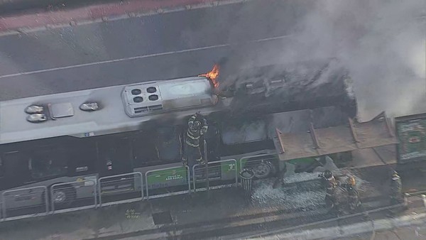 Avião cai e atinge um ônibus na região da Avenida Marquês de São Vicente, na Barra Funda, Zona Oeste de SP. — Foto: Reprodução/TV Globo