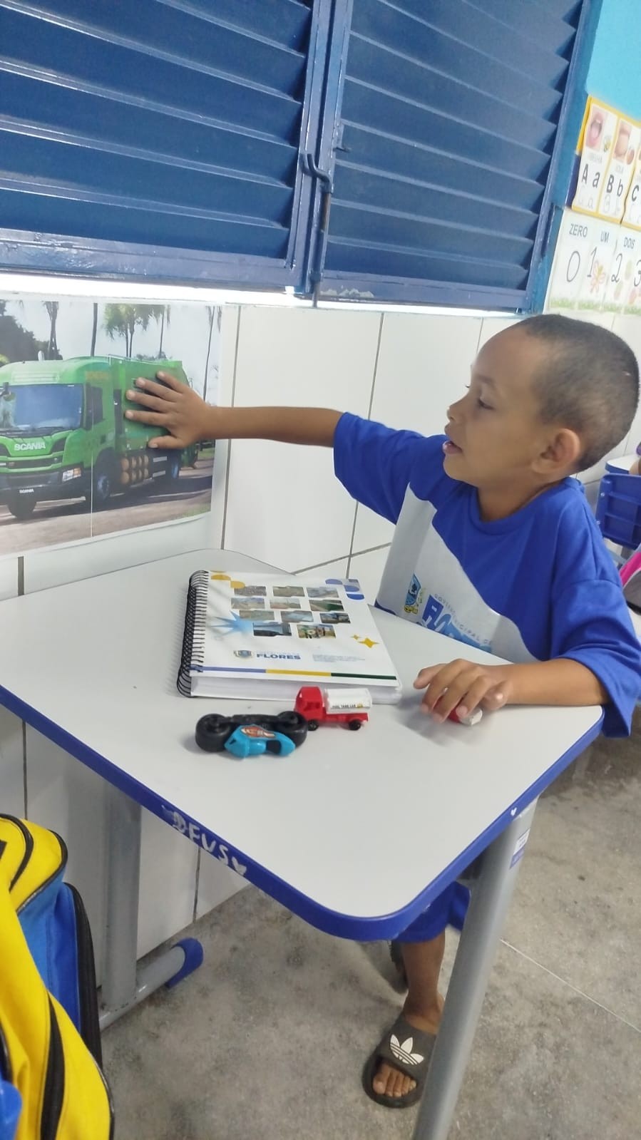 No sertão de Pernambuco, criança com autismo e hiperfoco em caminhão de lixo ganha alfabeto adaptado, mural e até passeio; VÍDEO