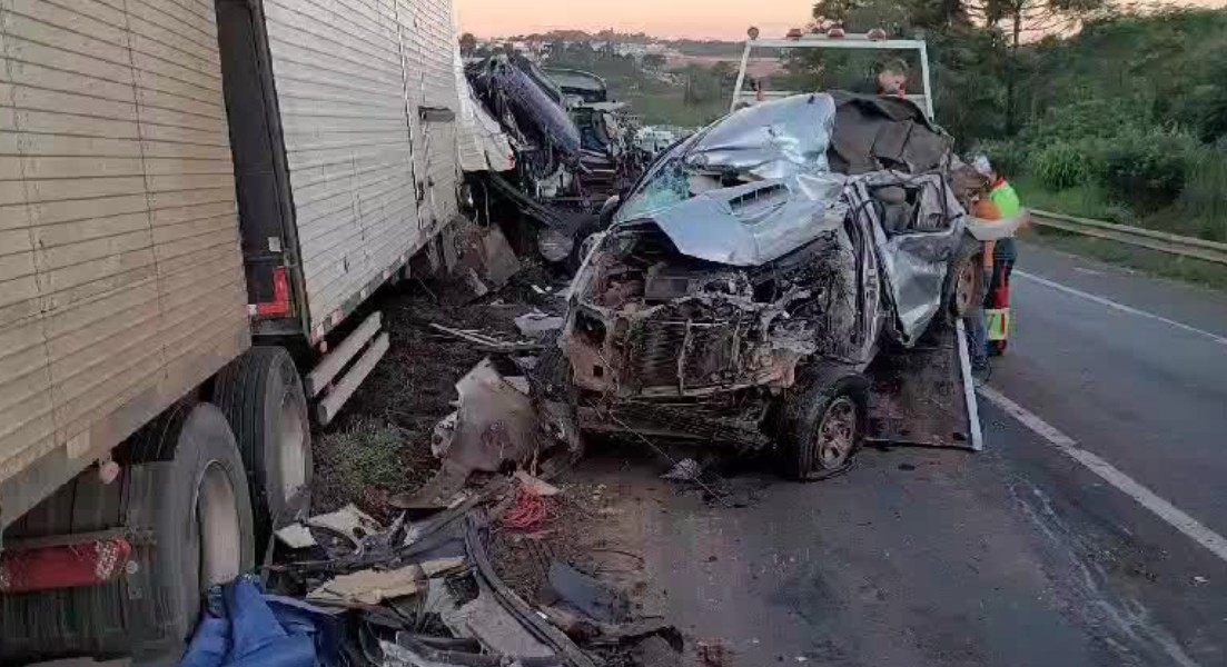 Engavetamento entre 4 veículos deixa duas pessoas feridas na BR-376, em Ponta Grossa