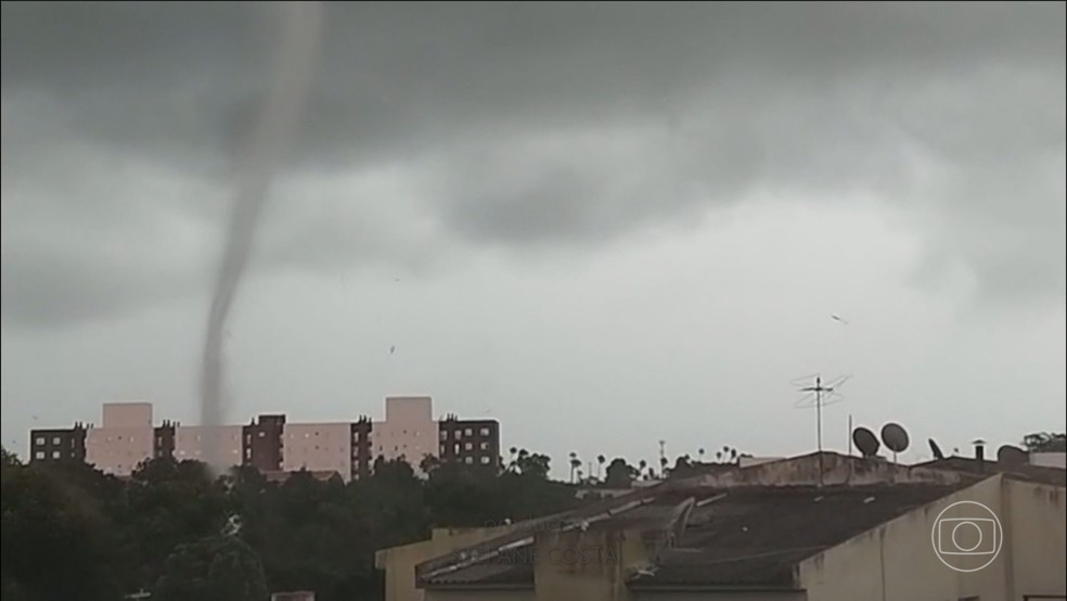 Tornado provoca destruição em Pelotas, no Rio Grande do Sul — Foto: Jornal Nacional/ Reprodução