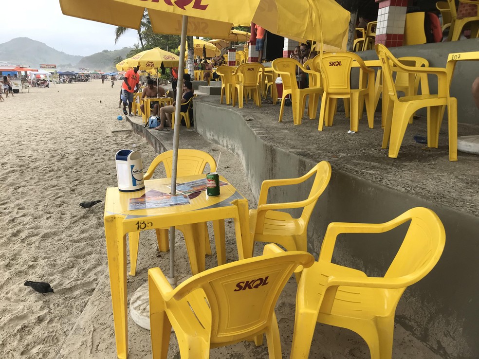 Quiosques também têm regras para uso da faixa de areia — Foto: Simone Gonçalves/G1