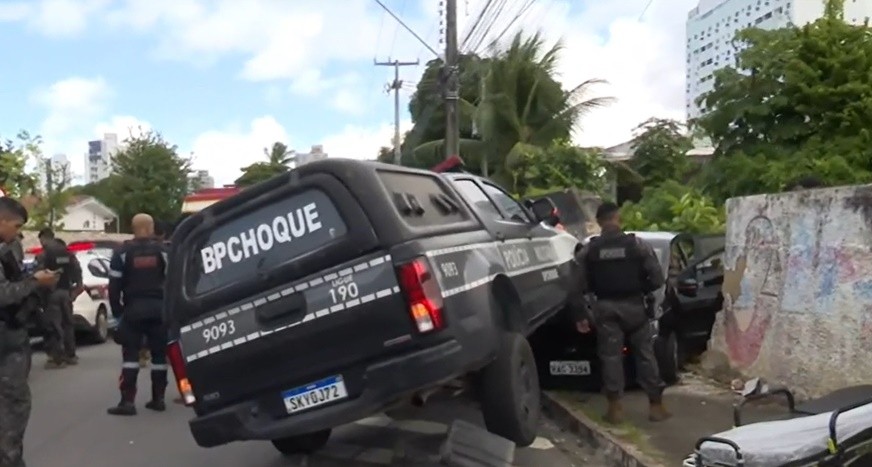 Viatura da Polícia Militar bate em carro e derruba muro, em João Pessoa 