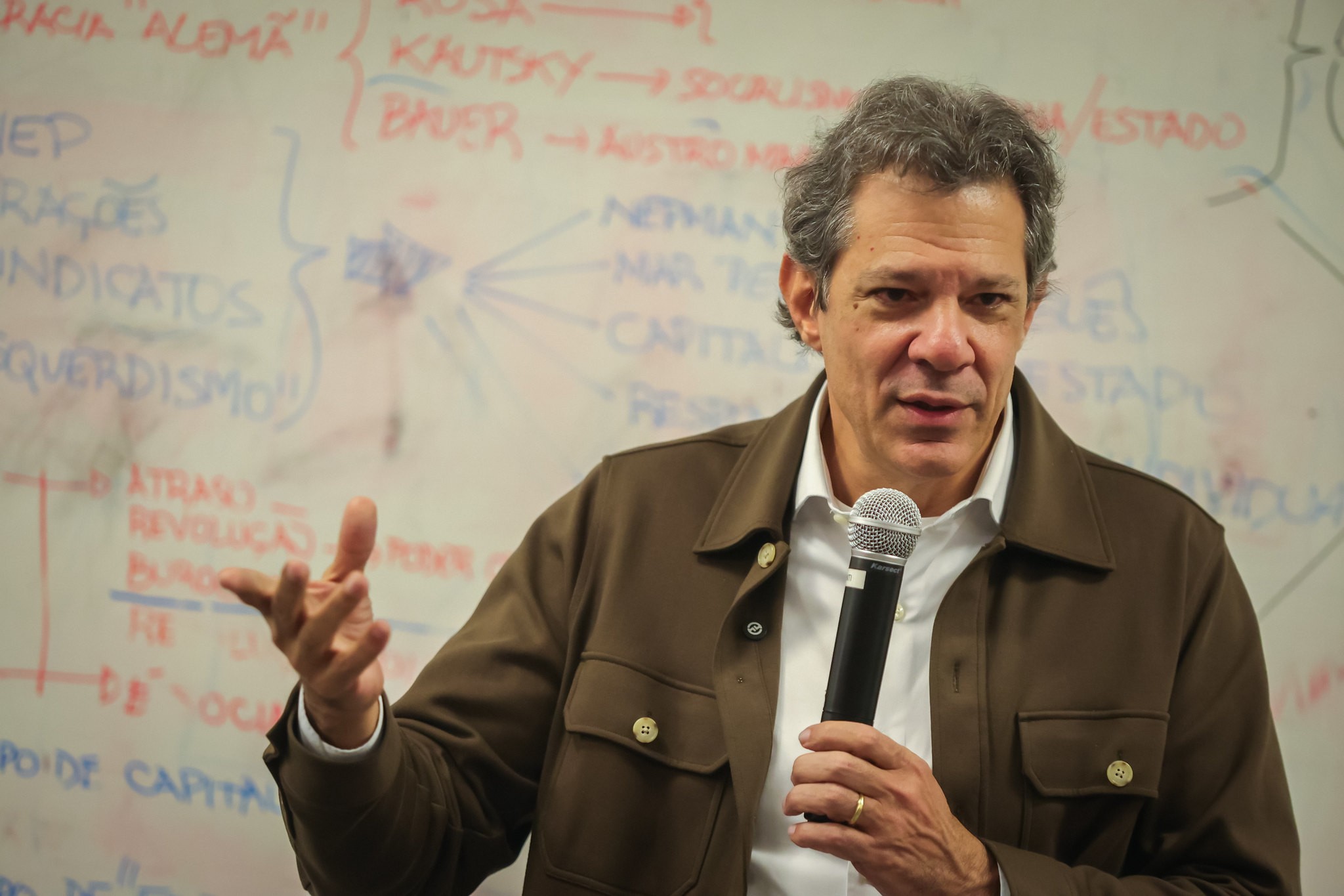 Campanha de Haddad aposta em temas nacionais e na privatização da Sabesp para levar eleição ao segundo turno