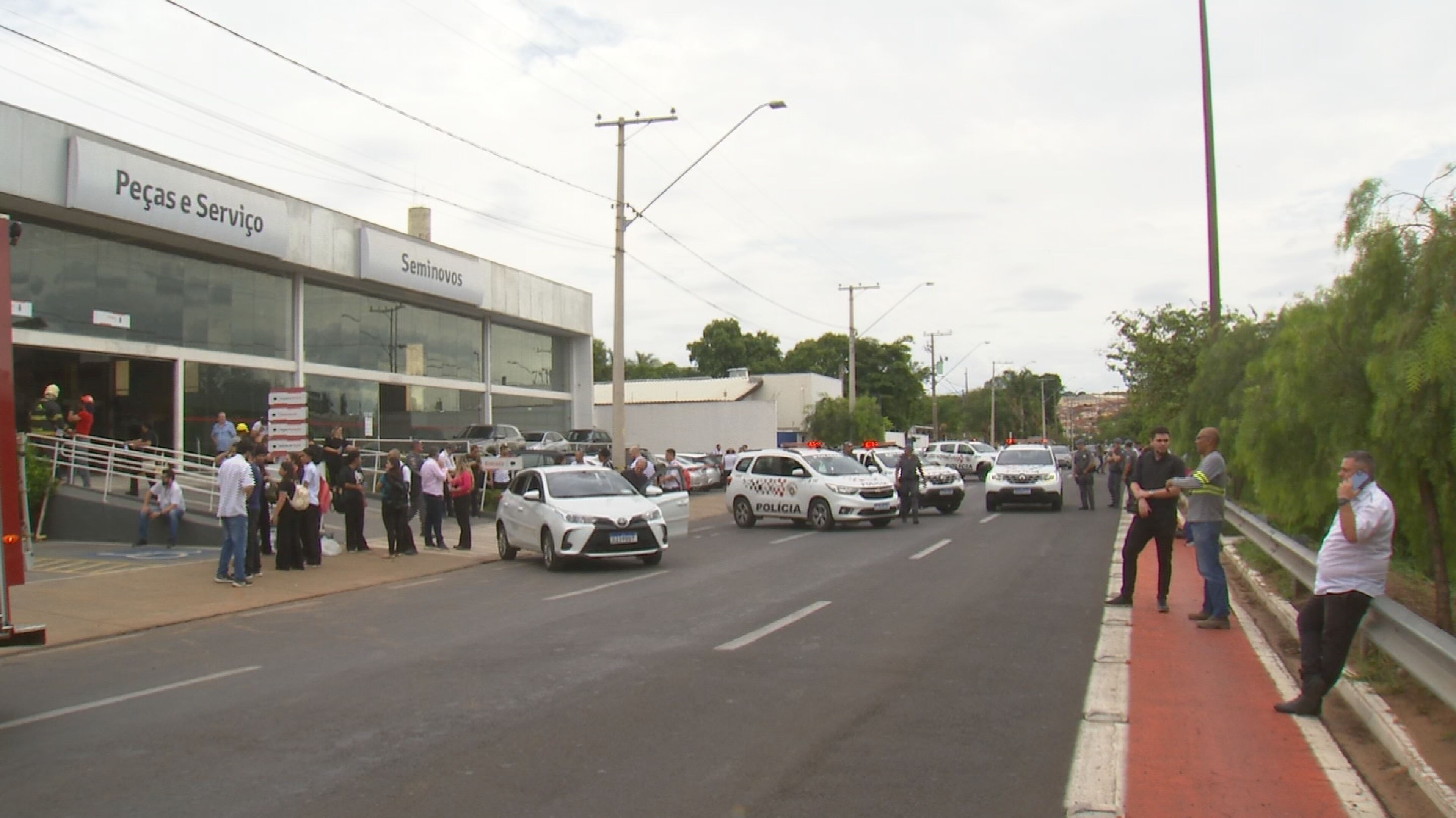 Concessionária de veículos é evacuada após fogo atingir teto do estabelecimento em Bauru