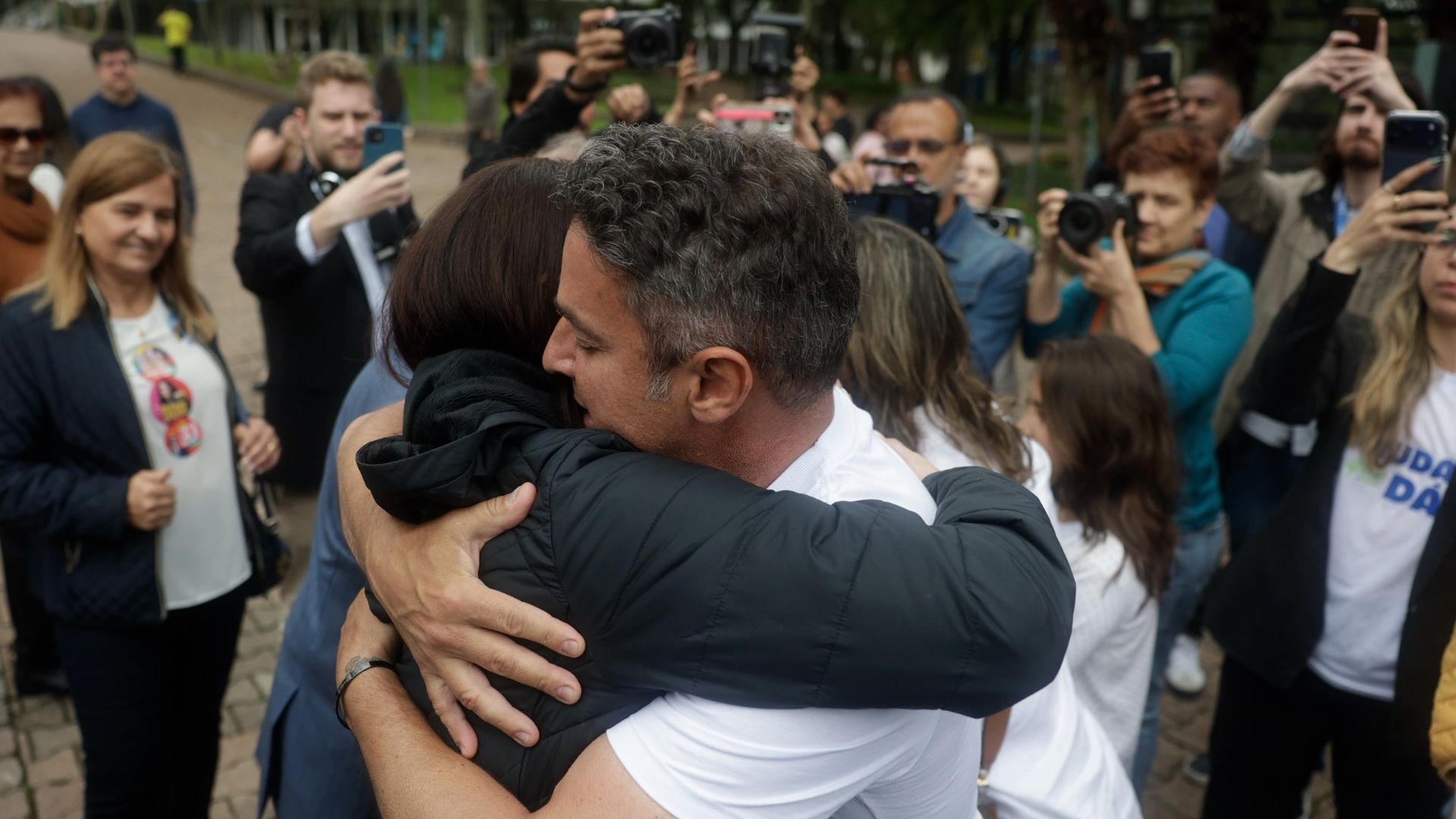 VÍDEO: Candidatos ao governo do RS, Juliana Brizola e Zucco trocam abraço ao se encontrarem em Porto Alegre