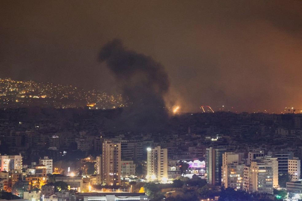 Coluna de fumaça sobe no sul de Beirute, capital do Líbano, após ordens de evacuação expedidas por Israel em 7 de outubro de 2024. — Foto: REUTERS/Mohamed Azakir