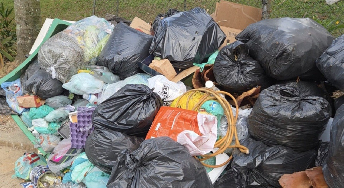 Moradores denunciam falta de coleta de lixo em Petrópolis