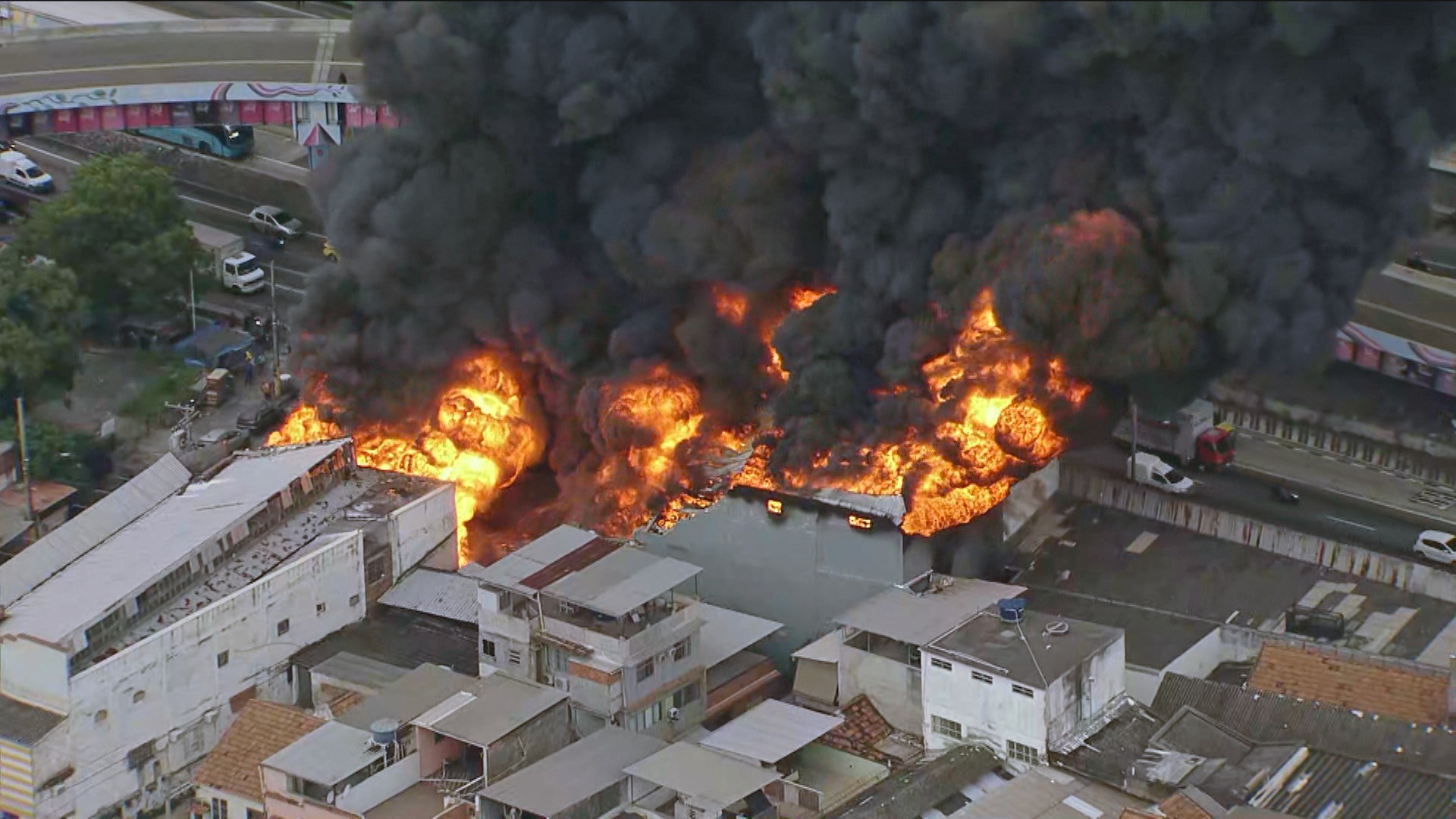 Incêndio destrói loja de motopeças em Ramos: FOTOS