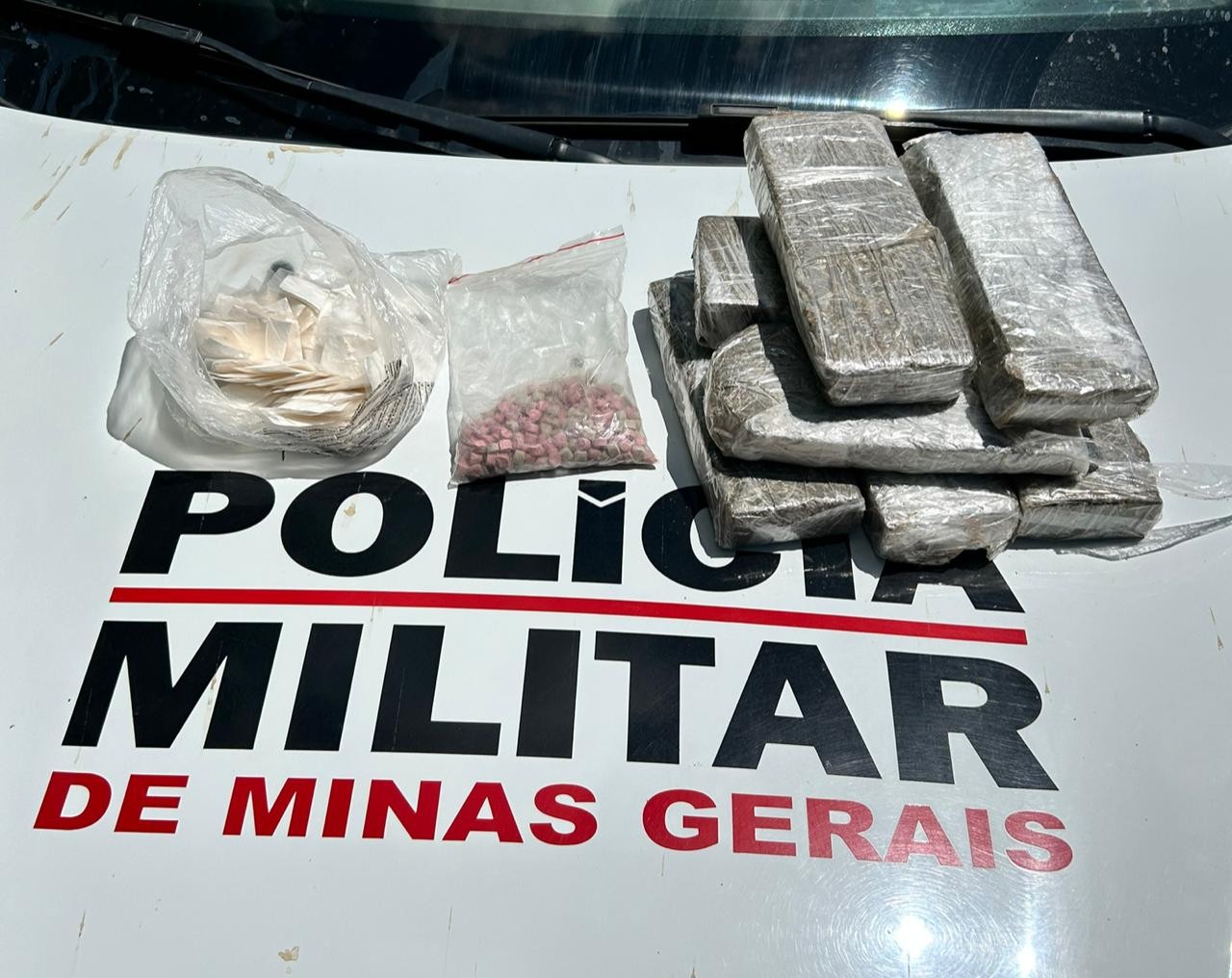 Perseguição policial termina com apreensão de barras de maconha, comprimidos de ecstasy e papelotes de cocaína em Taiobeiras 