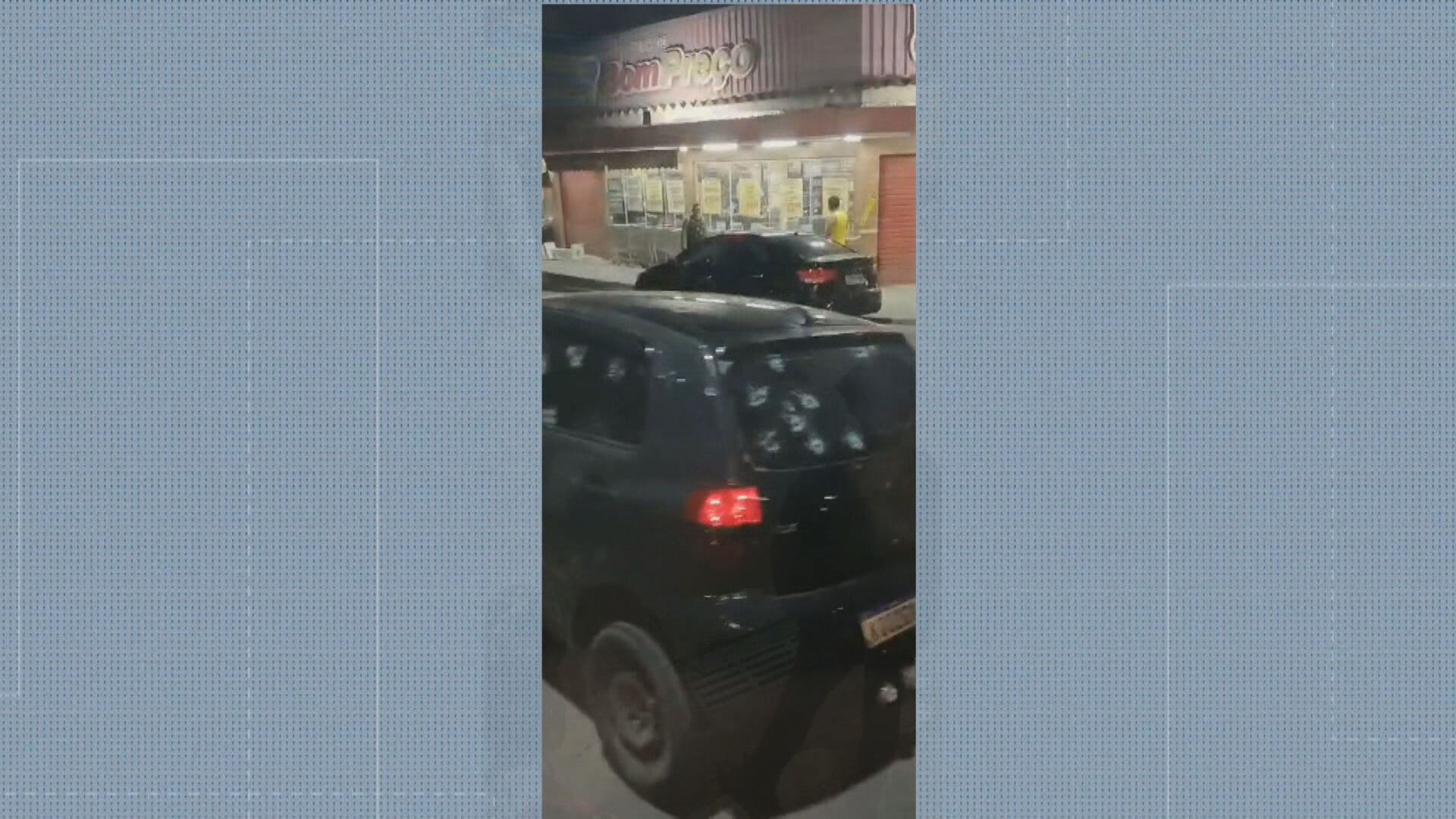 Carro bate em poste após ser atingido por diversos disparos durante tiroteio em Caxias