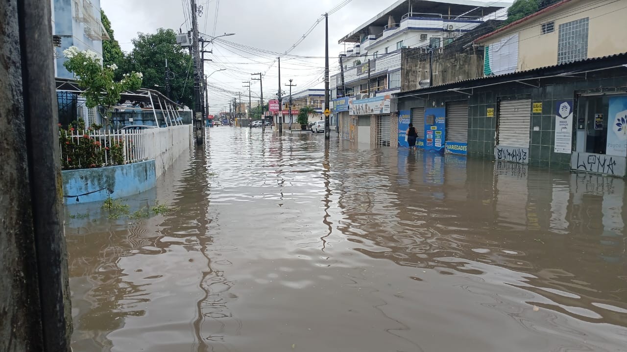 Chuva forte deixa ruas e avenidas alagadas em terceiro dia de temporal no Grande Recife; VÍDEO
