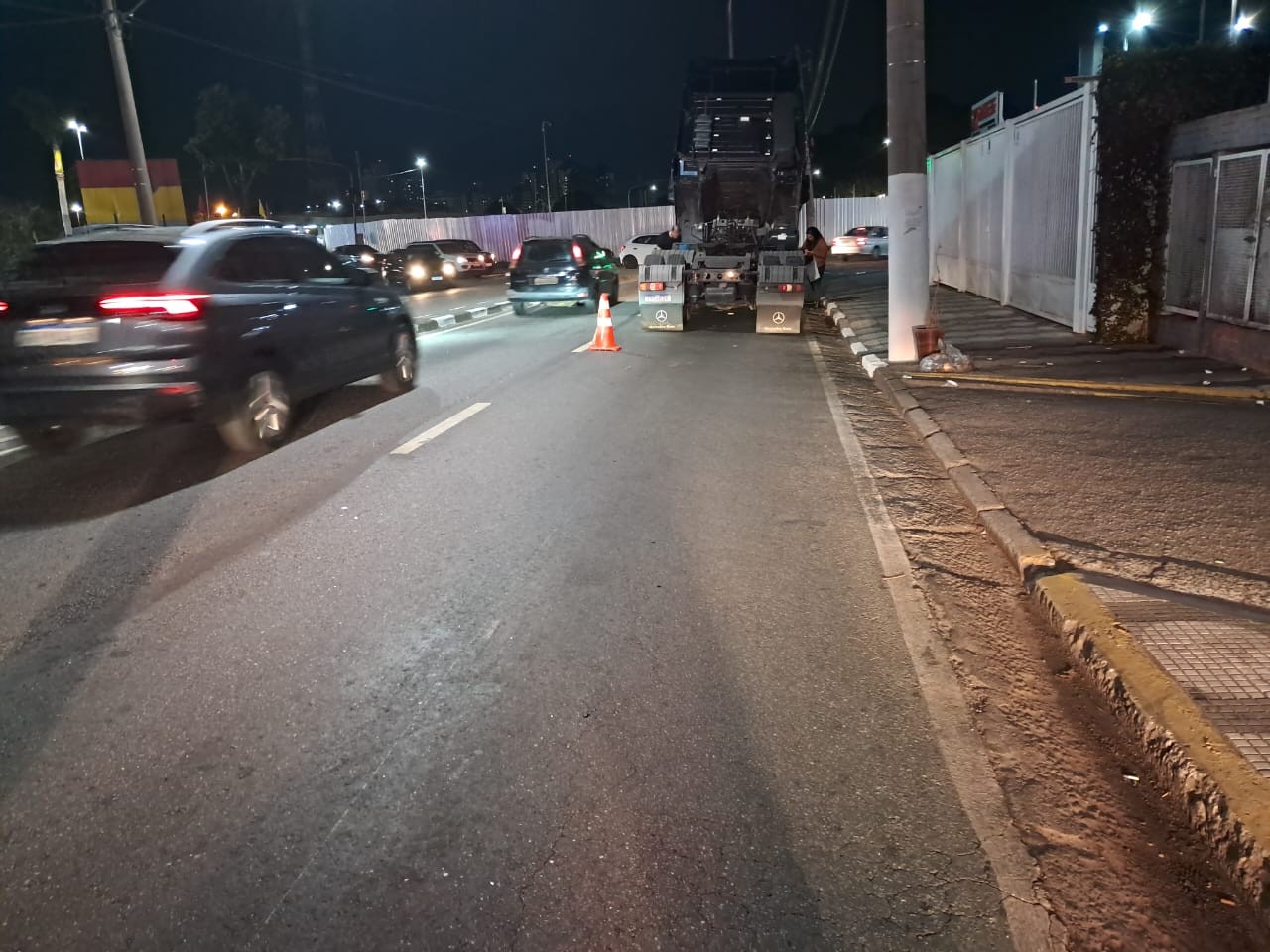 Caminhão quebrado causa congestionamento na Nova Mogilar, em Mogi das Cruzes