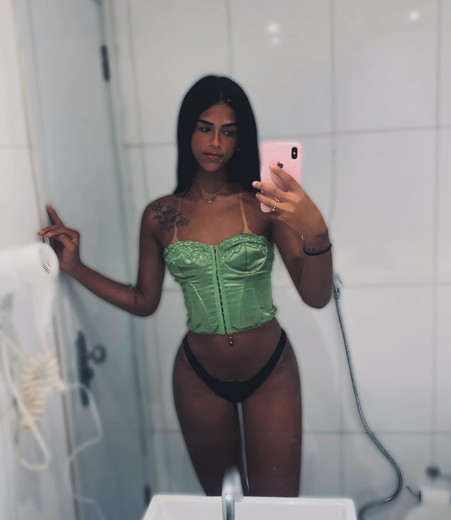 Mulher trans que marcava encontros em app é presa por roubo e extorsão; vítima diz ter perdido R$ 25 mil