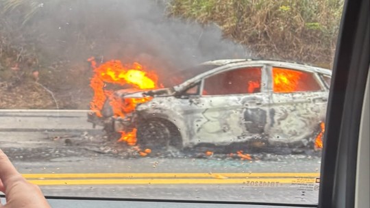 Carro pega fogo após batida entre três veículos na BR-040
