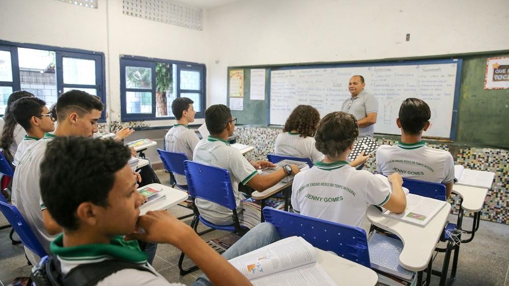 Governo do Ceará anuncia seleção para professores temporários com salários de até R$ 5,1 mil