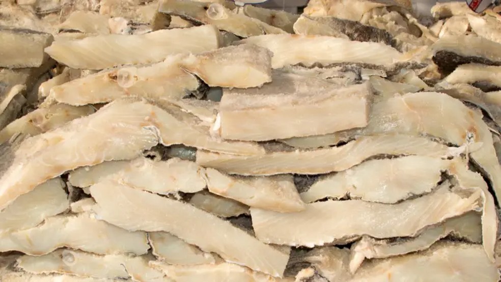 Para muitas famílias, na Sexta-Feira Santa, o protagonista à mesa costuma ser o bacalhau — Foto: Getty Images via BBC