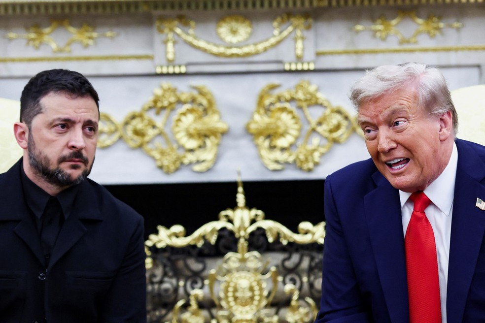 Presidentes dos Estados Unidos, Donald Trump (à direita), e da Ucrânia, Volodymyr Zelensky, conversam com jornalistas no Salão Oval da Casa Branca em 18 de agosto de 2025.' — Foto: REUTERS/Kevin Lamarque