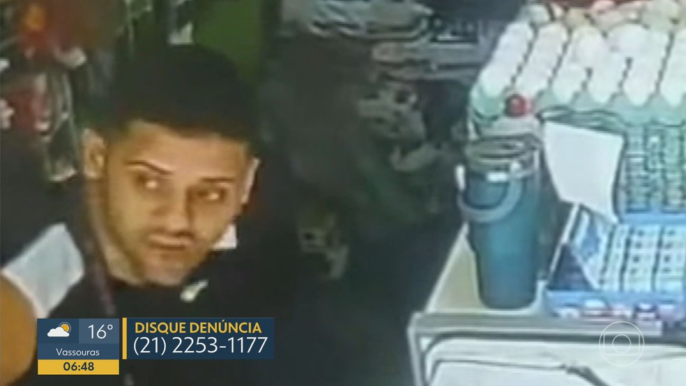 Criminoso filmado durante assalto a comrcio que terminou com morte de comerciante em So Joo de Meriti — Foto: Reproduo/TV Globo