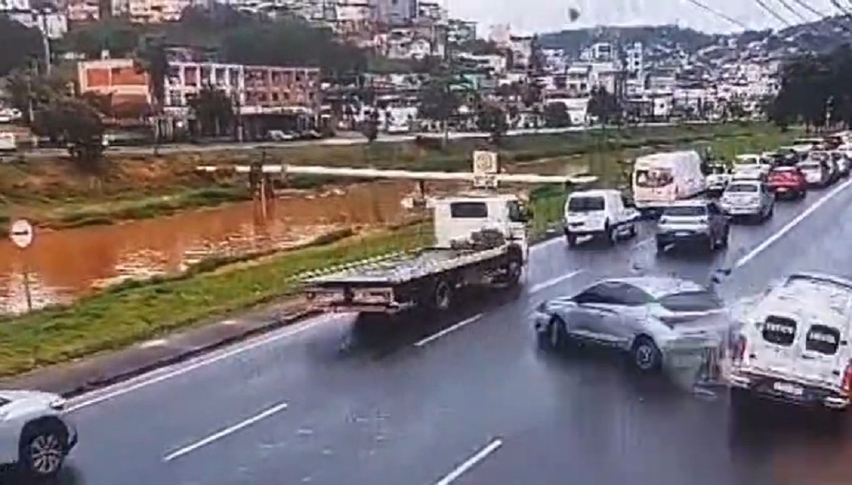 Acidente entre dois carros e viatura da PM deixa idosa gravemente ferida em Juiz de Fora