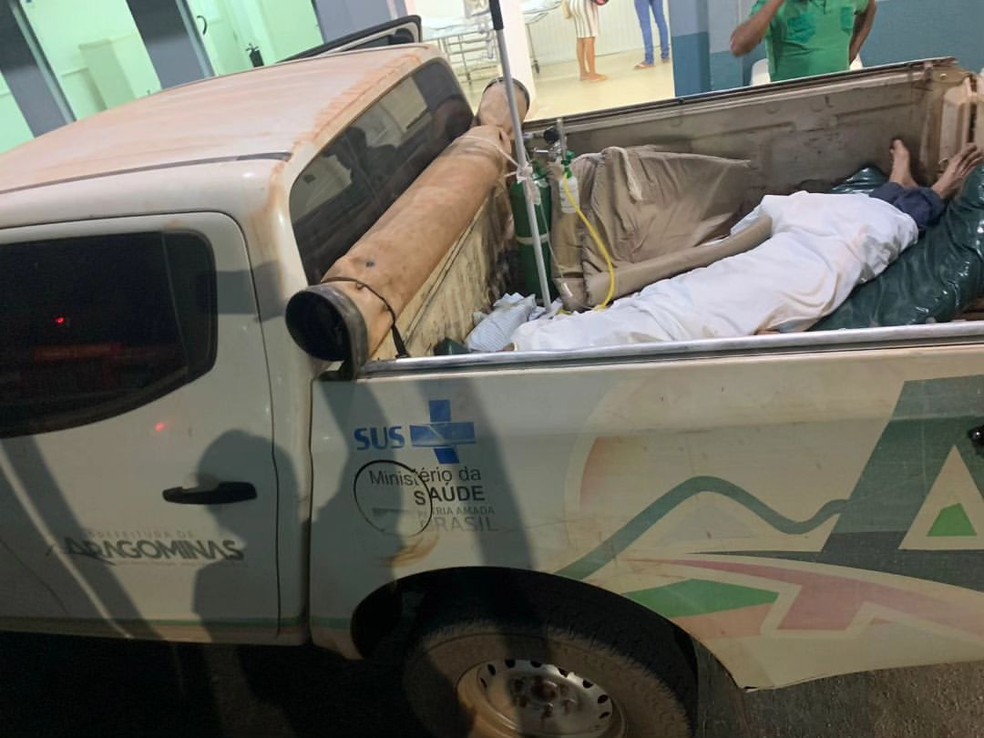 Situação em que o idoso foi levado para o hospital — Foto: Divulgação