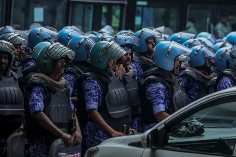 Efetivos da Força de Ação Rápida, juntamente com policiais, foram mobilizados após o CJP anunciar a realização dos protestos — Foto: Reuters via BBC