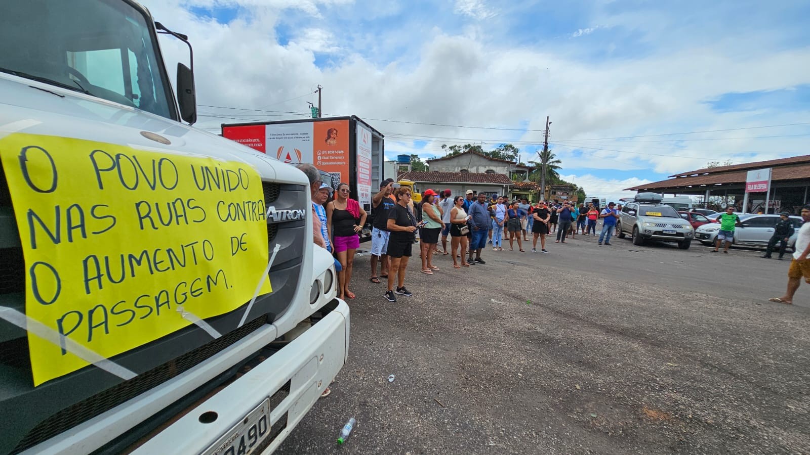 Caminhoneiros paralisam contra aumento de passagens de balsas no porto Camará, em Salvaterra, no PA