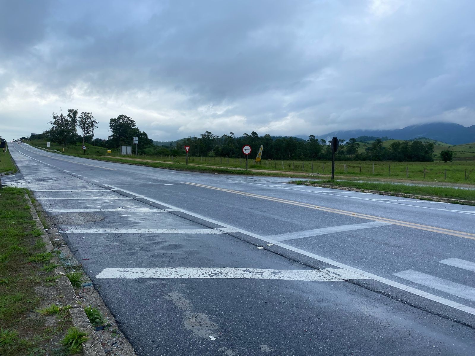 Corpo de homem é encontrado às margens da rodovia Floriano Rodrigues Pinheiro, em Tremembé
