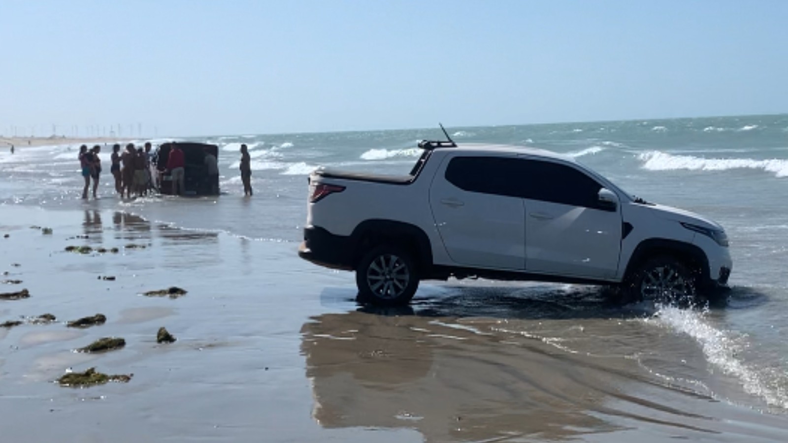 Maré sobe rapidamente e atola carros em praia no Ceará; vídeo