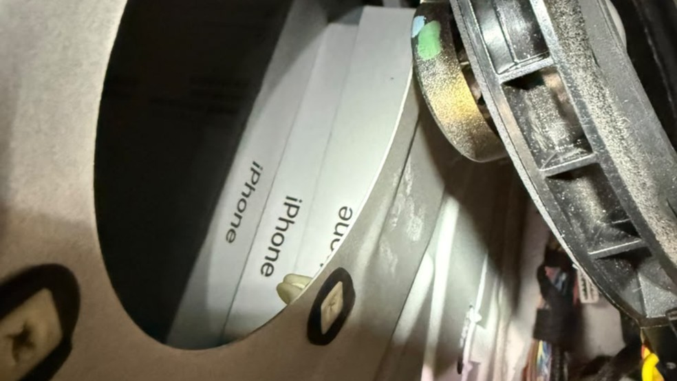 iPhones encontrados na carroceria de ve&iacute;culo apreendido entre Delta e Uberaba &mdash; Foto: PF/Divulga&ccedil;&atilde;o