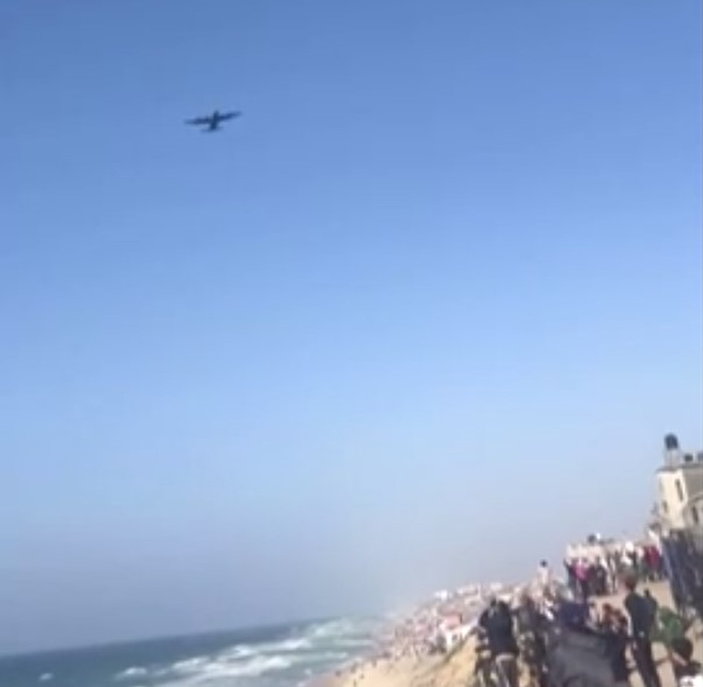 Avião dos EUA sobrevoa Gaza durante lançamento de ajuda humanitária, em 2 de março de 2024 — Foto: Reprodução/Reuters