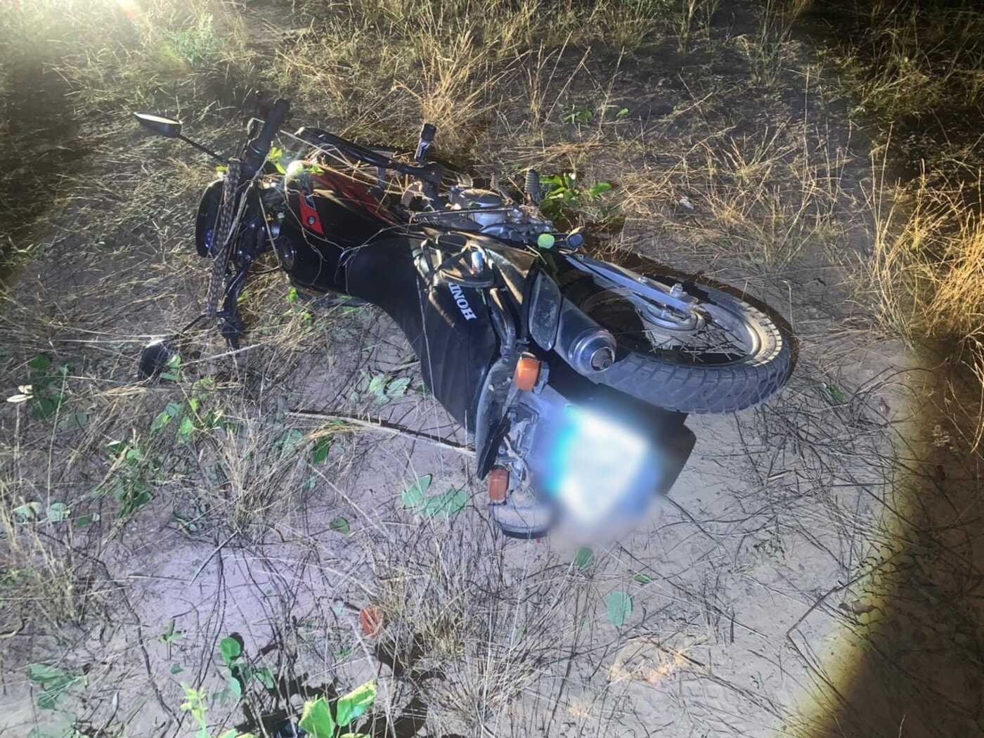 Homem morre ao bater moto furtada em cerca de arame em Arinos