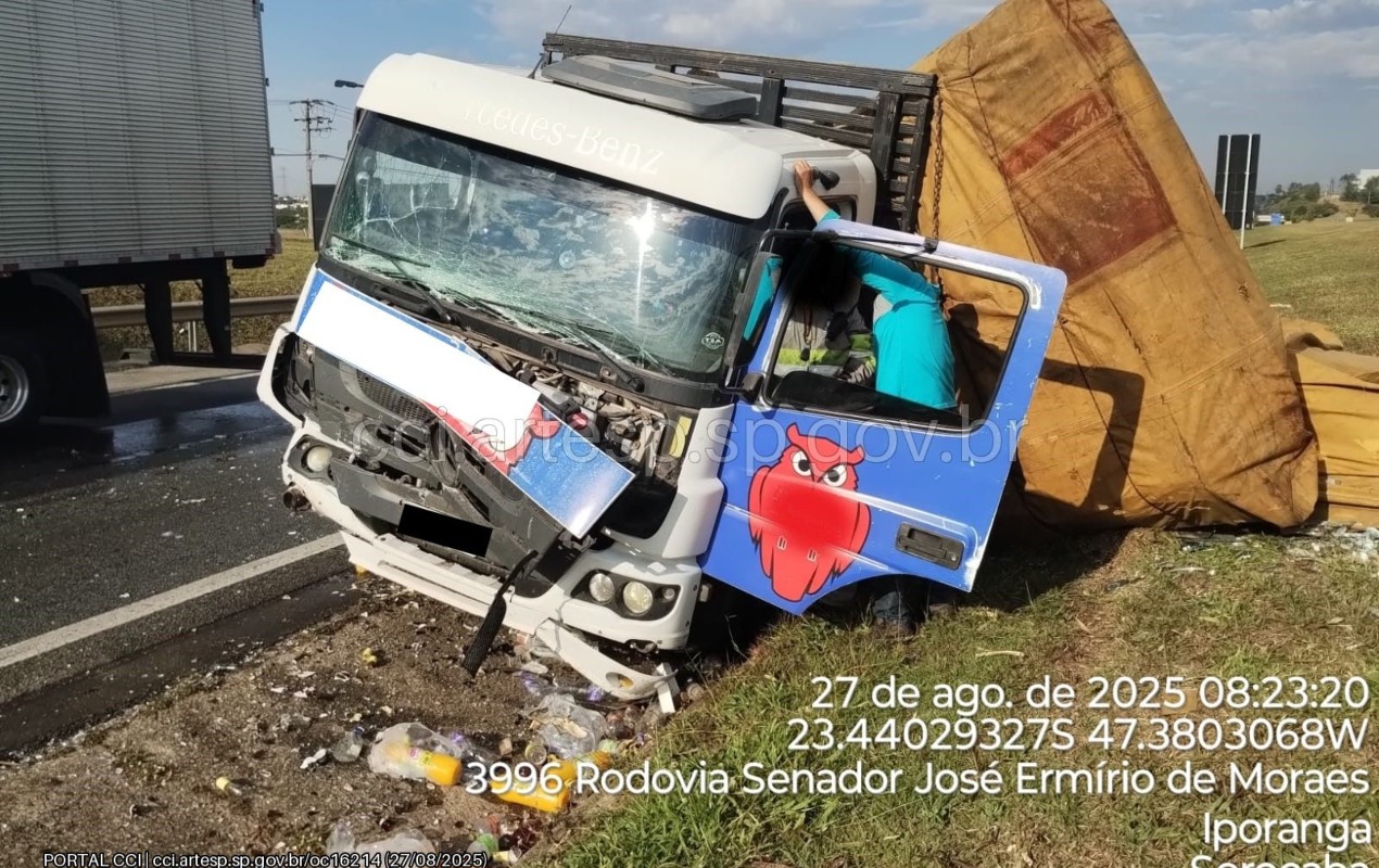 Acidente entre caminhão de carga e dois veículos interdita rodovia de Sorocaba