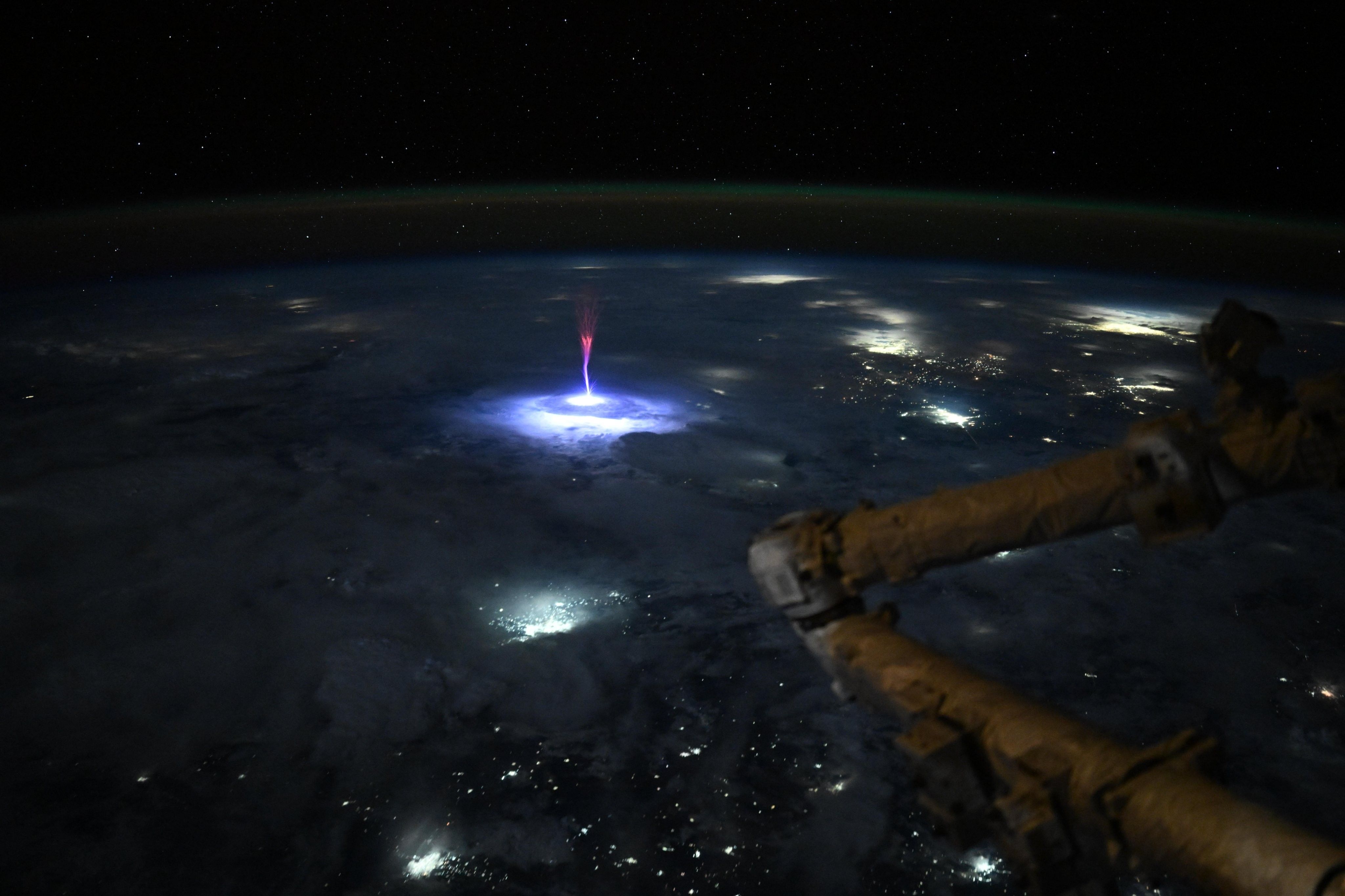 Astronauta da Nasa flagra fenômeno luminoso raro durante tempestade vista do espaço; entenda
