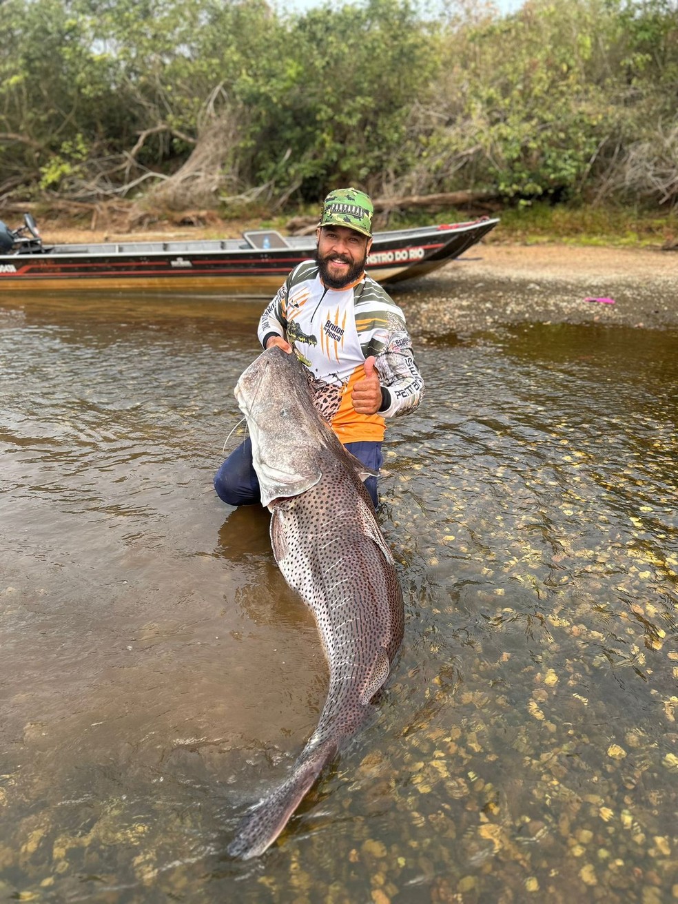 Godez às margens do rio com o troféu.  Foto: Arquivo pessoal