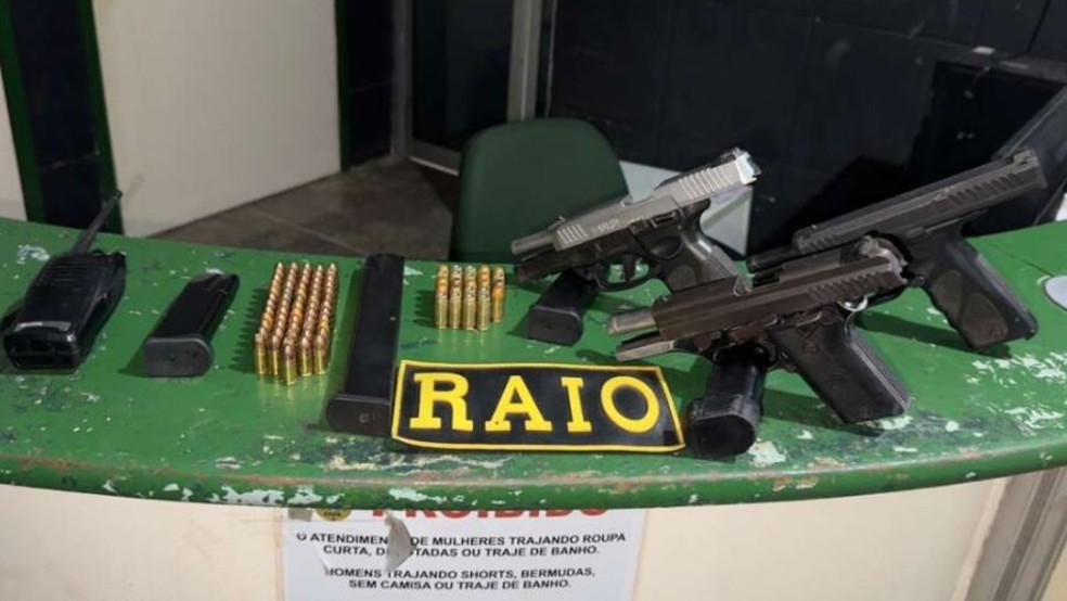 Cinco pistolas, mais de 100 munições e radiocomunicadores também foram localizados pelos policiais durante a ofensiva. — Foto: Polícia Militar/ Divulgação