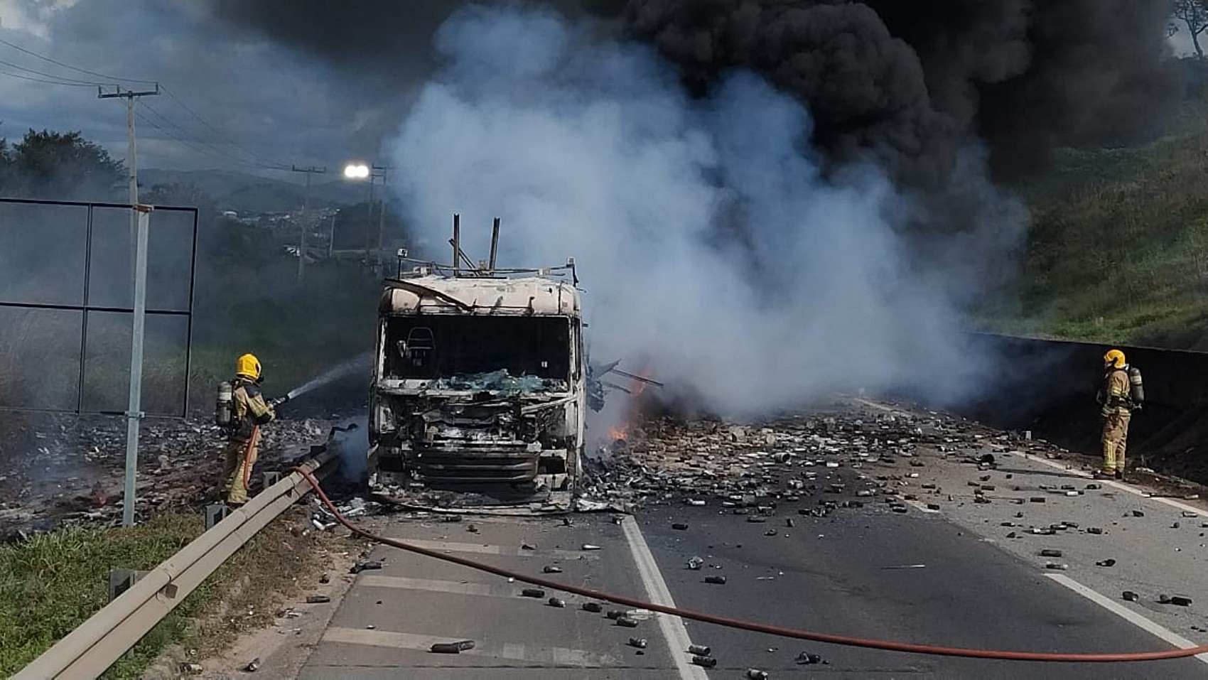 Carreta pega fogo e interdita a Rodovia Fernão Dias em Cambuí