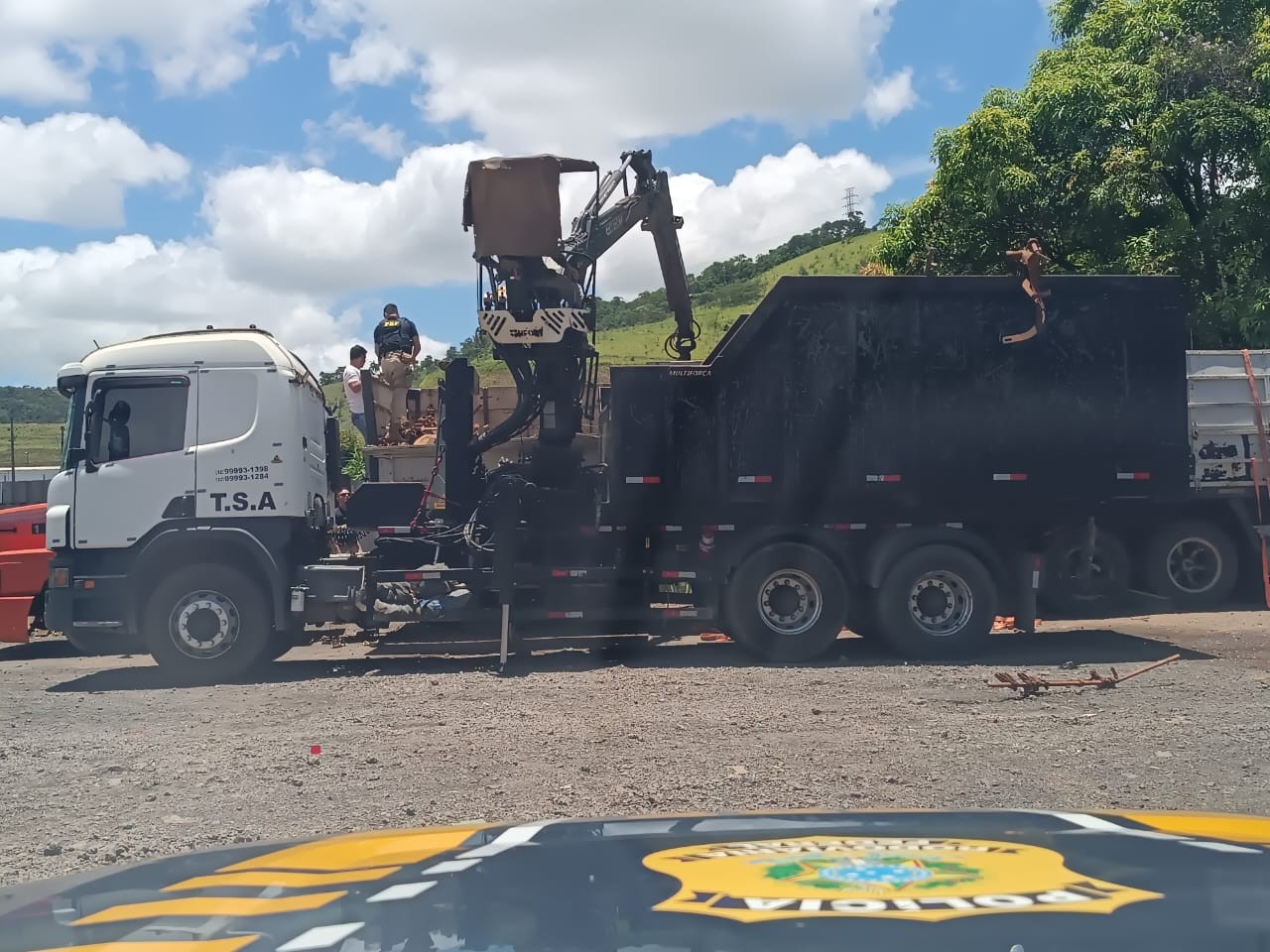 PRF apreende quase 200 kg de drogas no meio de carga de sucata em Juiz de Fora