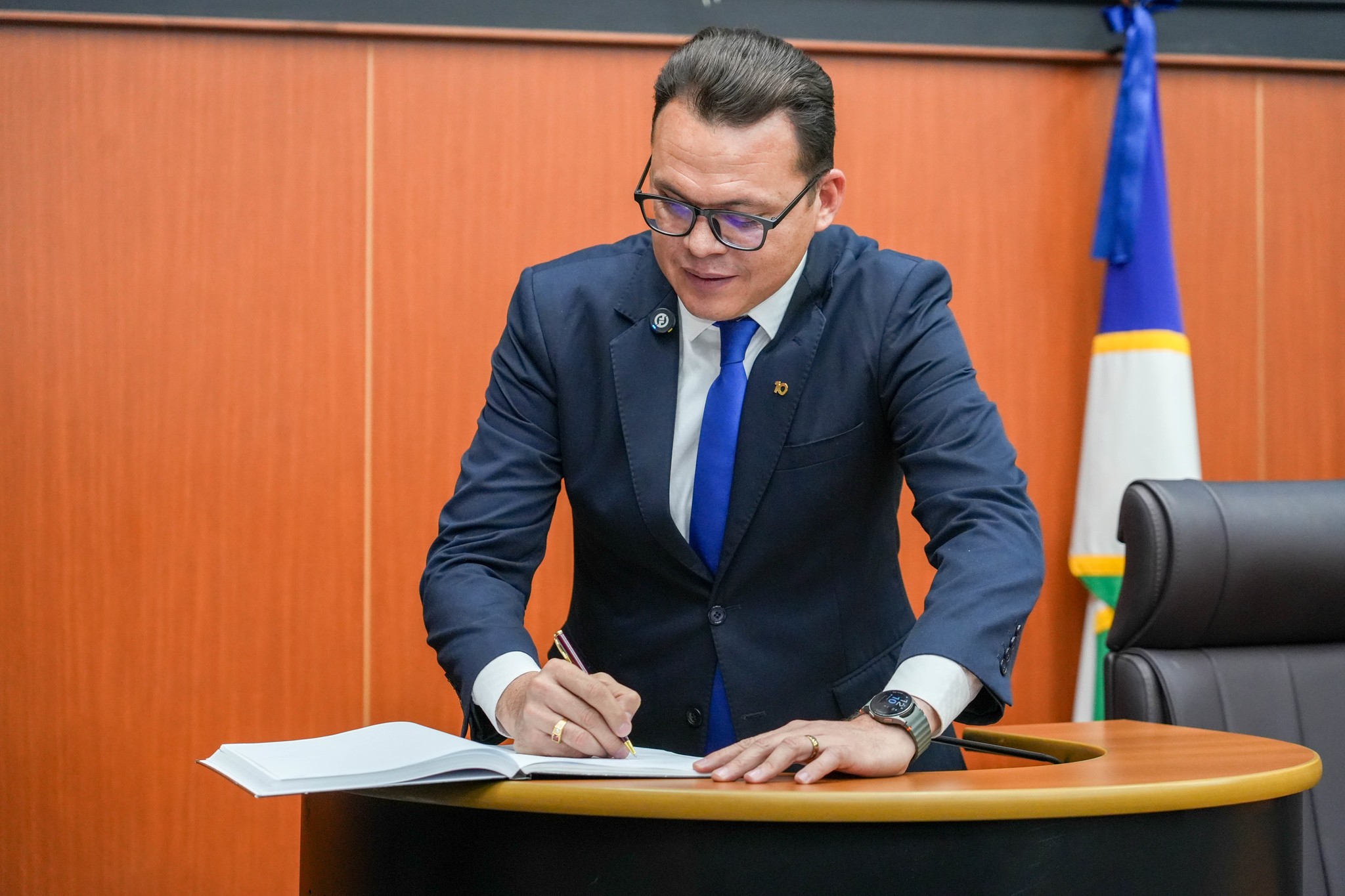 Suplente Rogério Borges toma posse como deputado após Sampaio assumir o governo de RR